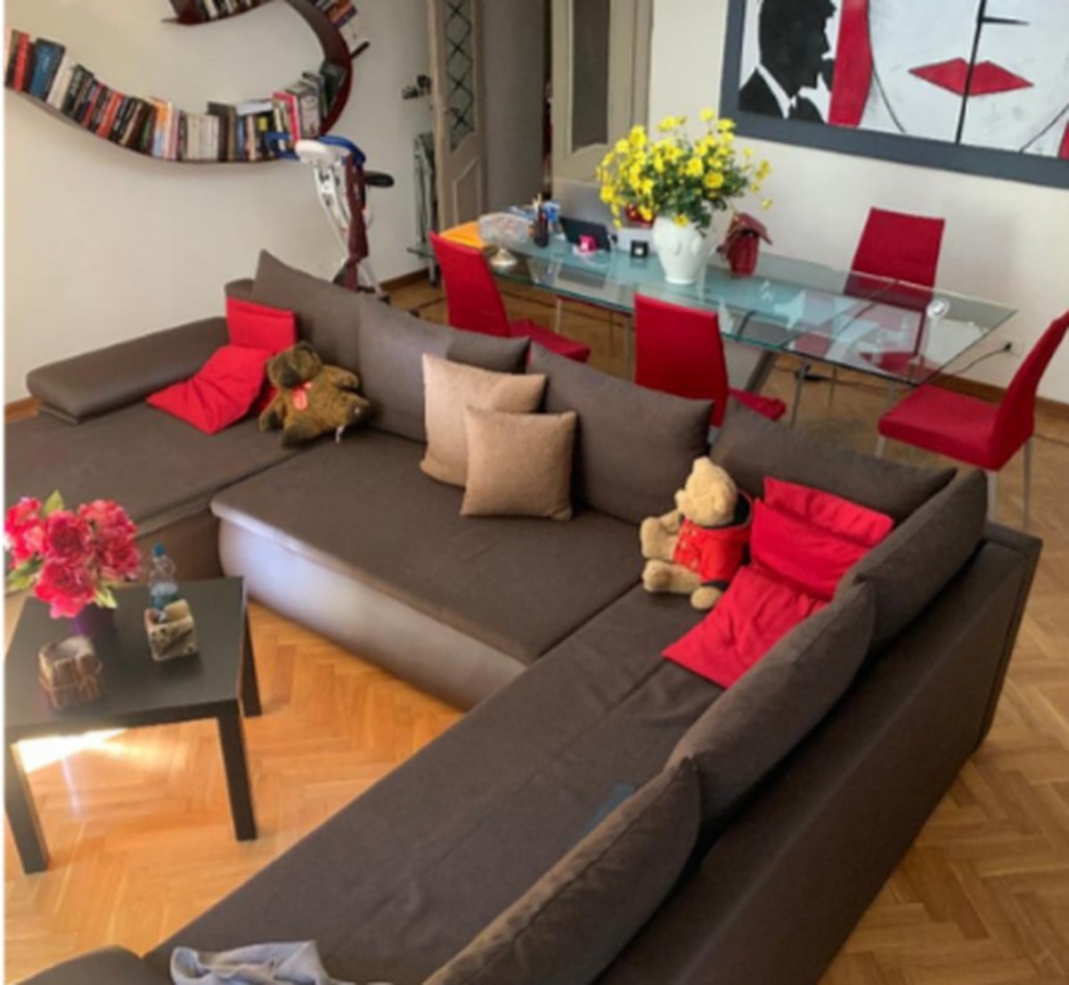 Il salone del trilocale di Via del Carmine, con parquet a spina e affaccio sulla zona pranzo