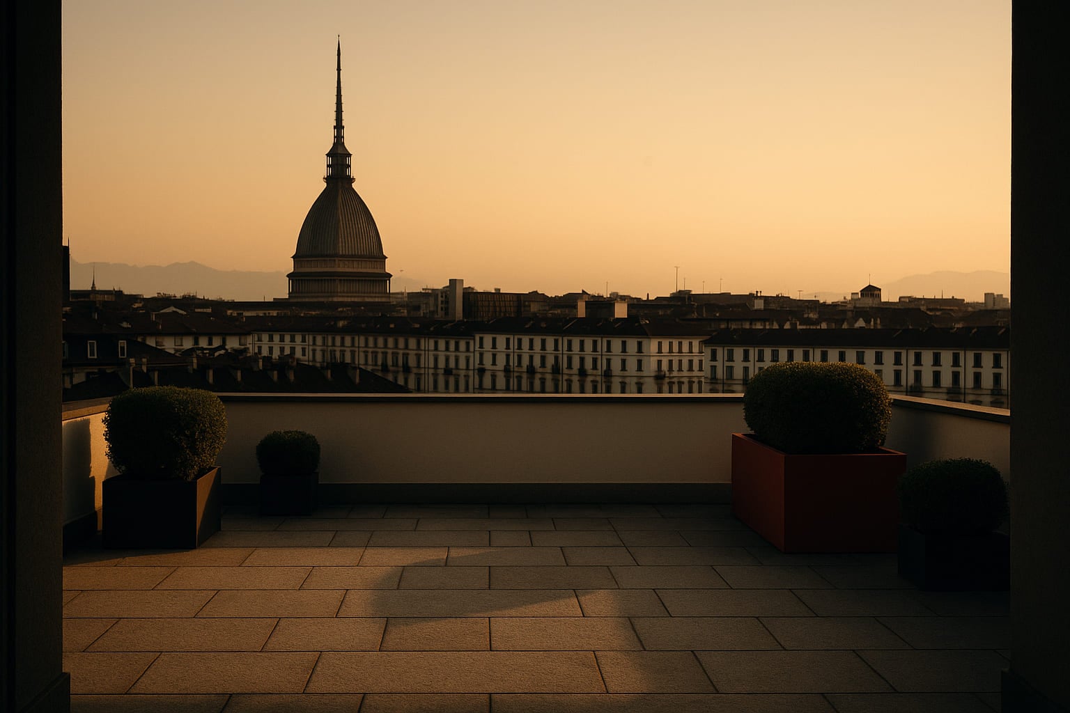 Il terrazzo privato con vista sui tetti della città all'ora dorata