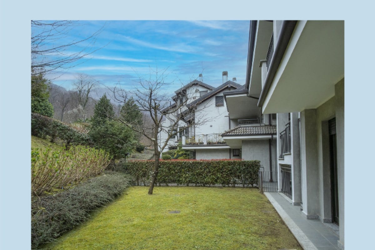 Il giardino condominiale sul retro, con siepe perimetrale