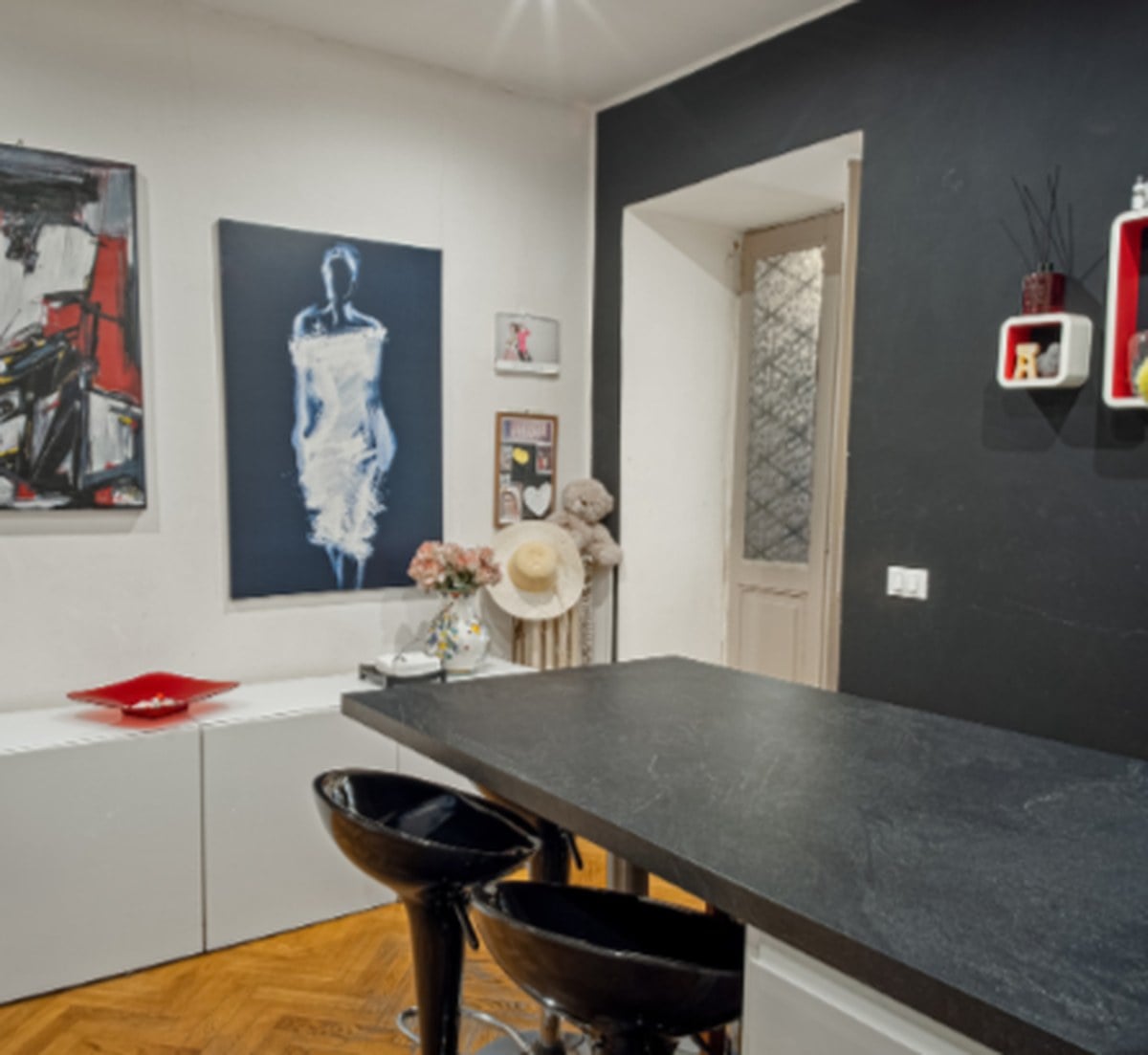 La cucina con penisola e piano scuro, affacciata sulla zona giorno